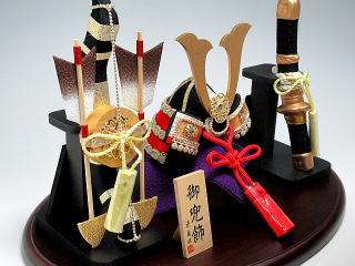 飛翔兜弓太刀セット　置物